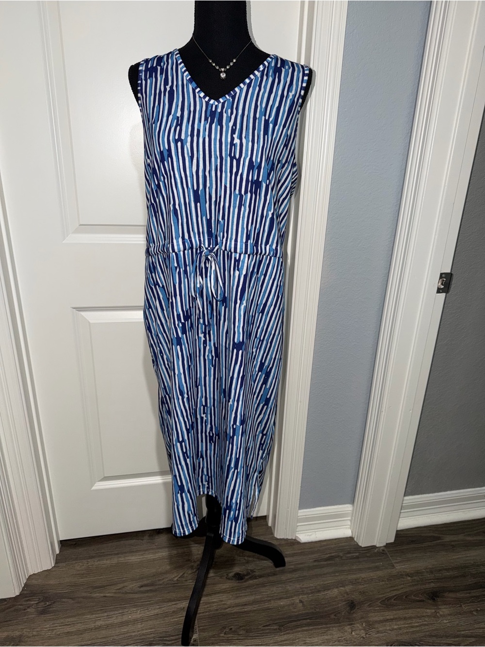 West Loop Blue and White Striped V-Neck Drawstring Midi Dress size large